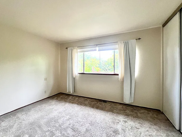 915 Clover Dr — Photo 13