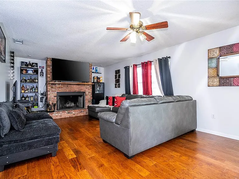 1594 Frances St — Photo 37