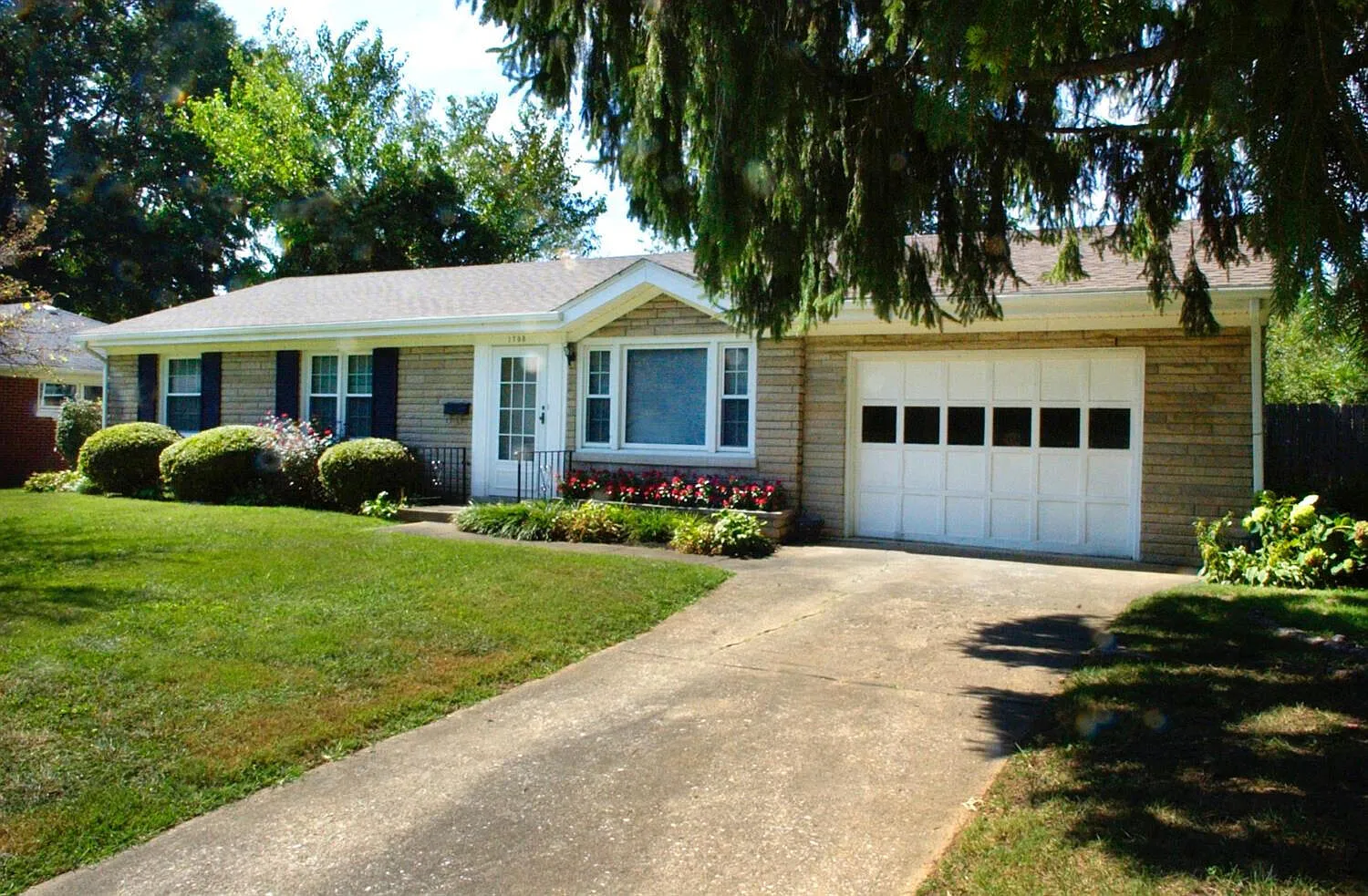 3 bed, 1.5 bath, 1398 sqft, $2,000 — Photo 1