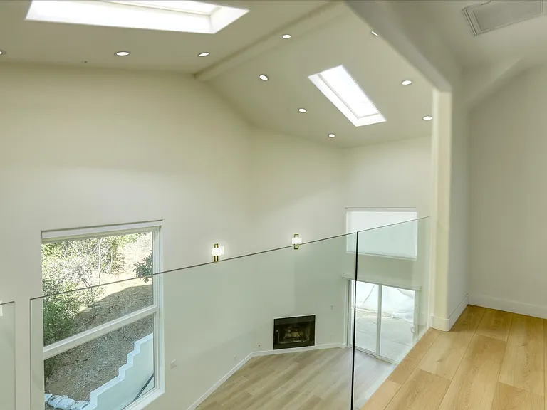 1827 Hill Dr — Photo 15