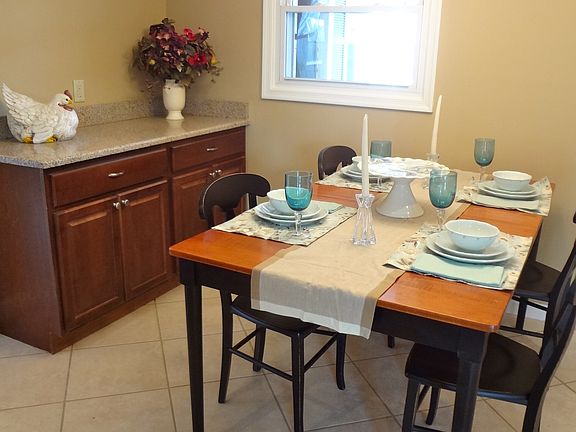 Dry Bar- Eat In Area