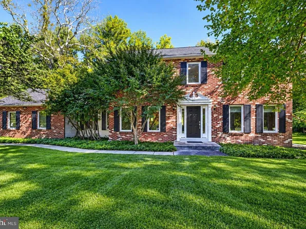 9 Locke Ct, Ewing, NJ 08628