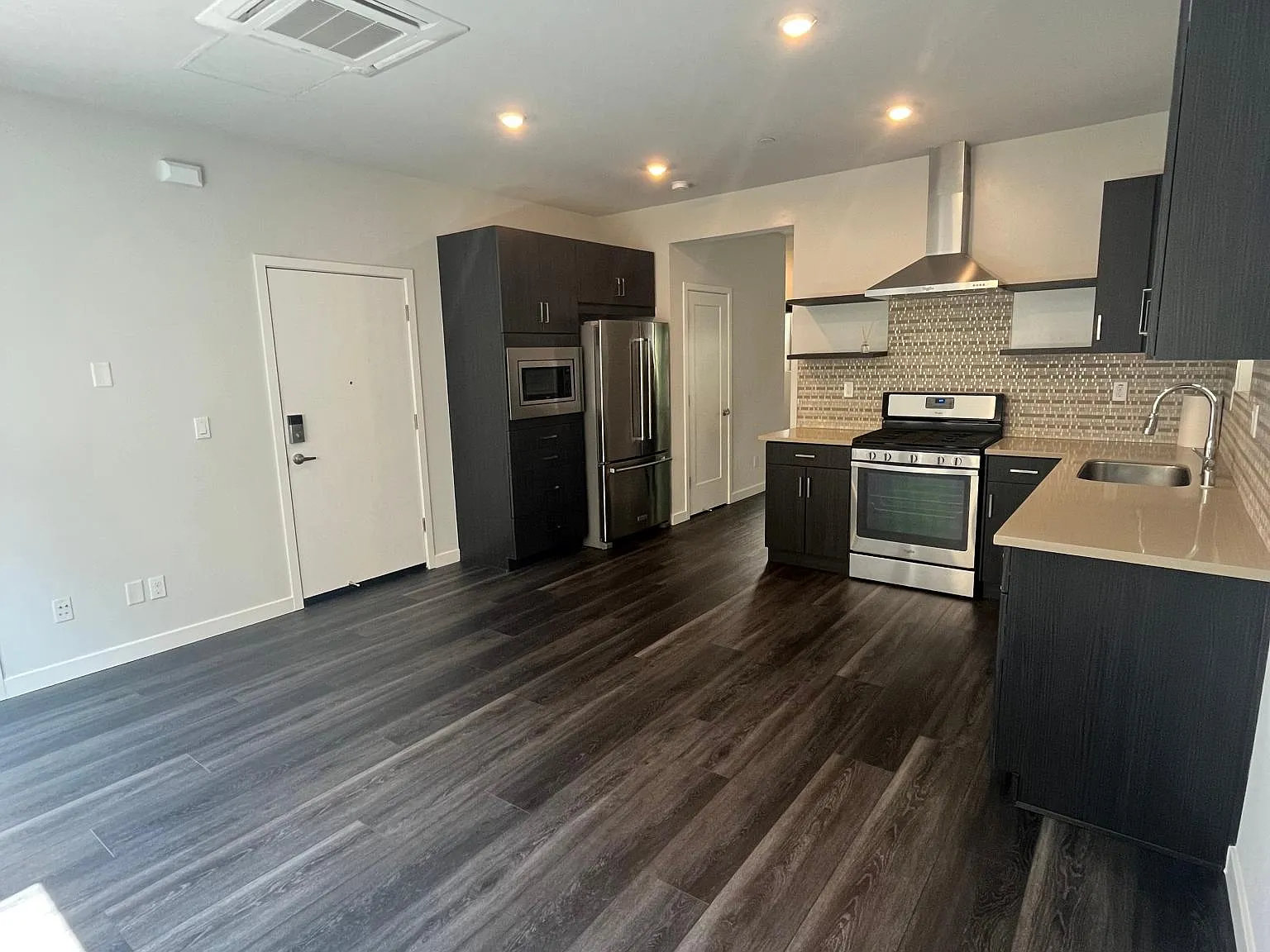 425 Lug Ln — Photo 1