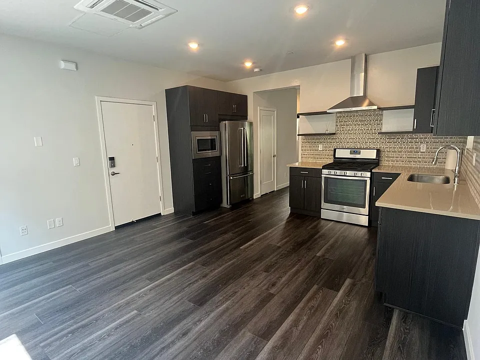 425 Lug Ln