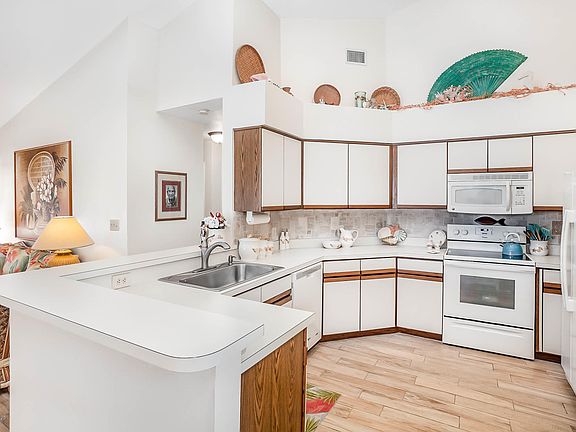 2nd image of 905 Brookshire Cir