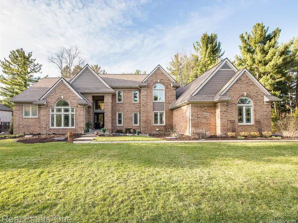 5350 Hidden Pines Dr, Brighton, MI 48116