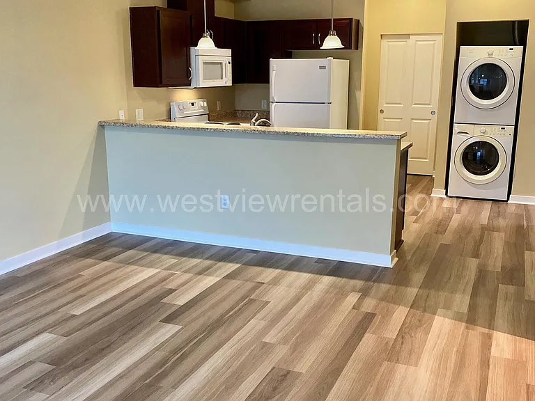 200 E Maple St — Photo 331