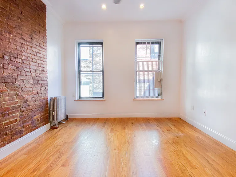 213 E 10th St #20 — Photo 1
