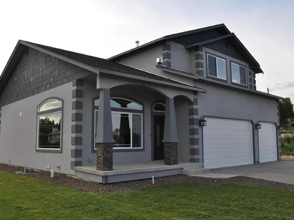 902 Blitz Ln, Selah, WA 98942