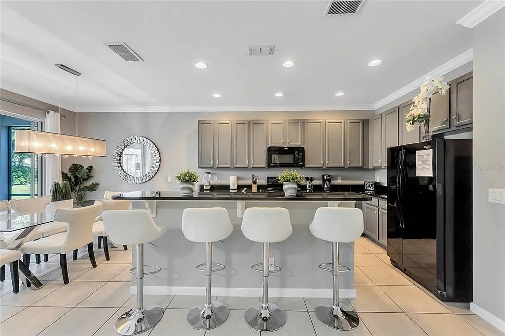 6 bed, 5.0 bath, 3149 sqft, $4,000 — Photo 3