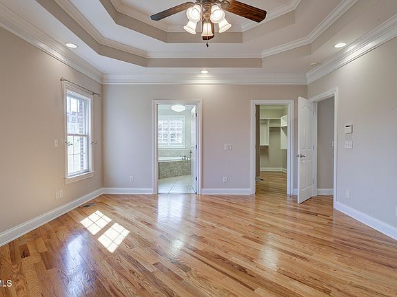 14th image of 405 Heather View Dr