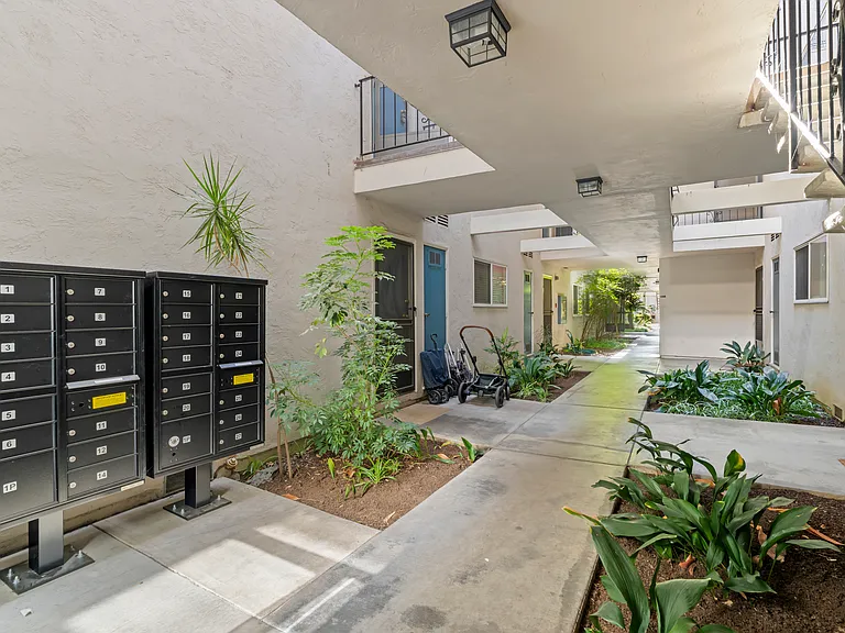 Curtner Villa Apartments — Photo 8