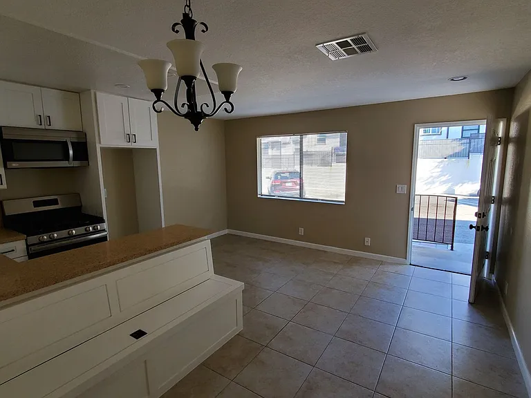 10037 Samoa Ave — Photo 3