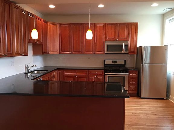 2nd image of 1421 W Rosemont Ave #1E