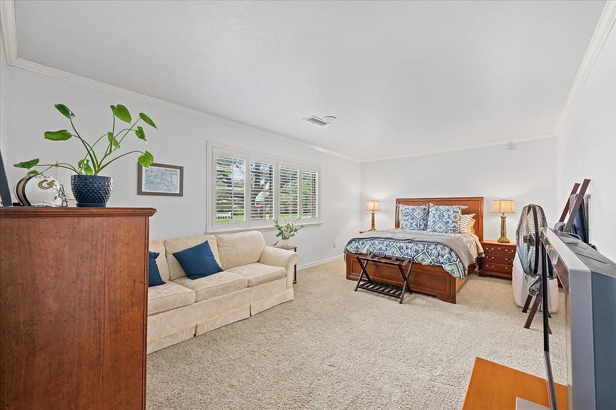 3 bed, 2102 sqft, $2,950 — Photo 3