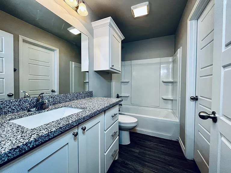 Stunning 4 Bedroom Near Tech — Photo 30