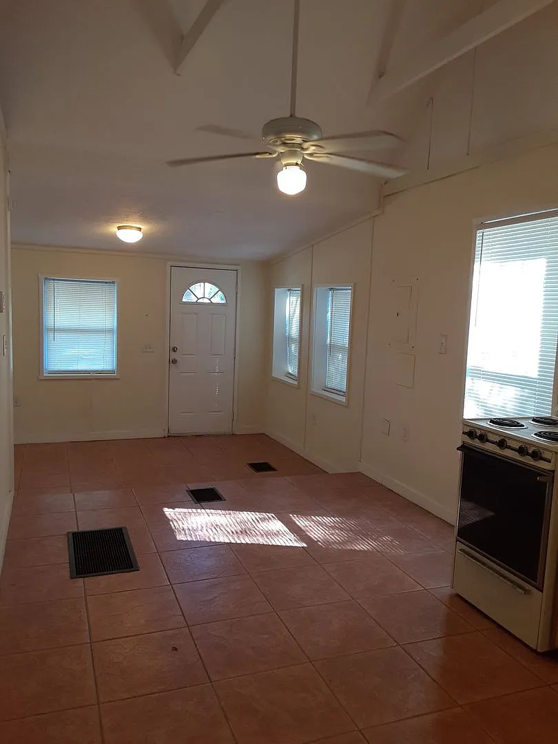 Annual unfurnished 2/1 SFH near Ringling College — Photo 4