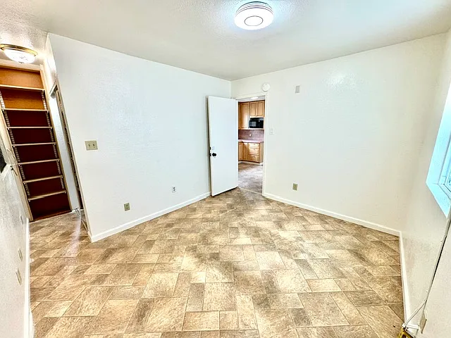520 E 15th St #4 — Photo 4