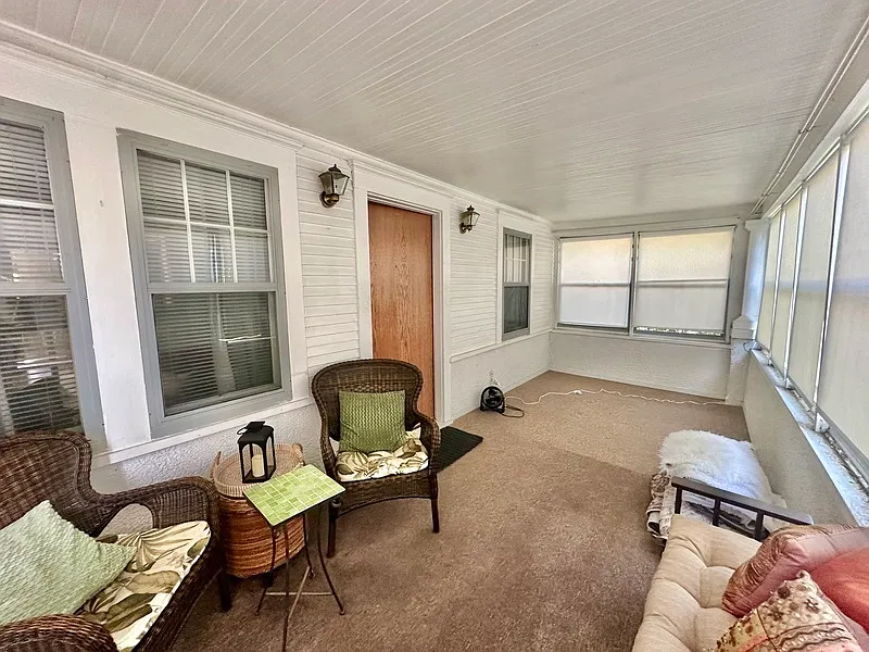 2 bed, 1.0 bath, 932 sqft, $925 — Photo 2
