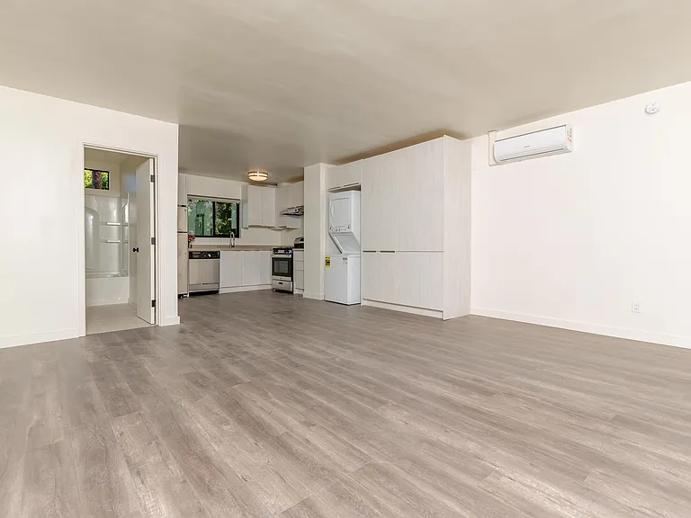 1330 N Martel Ave — Photo 23