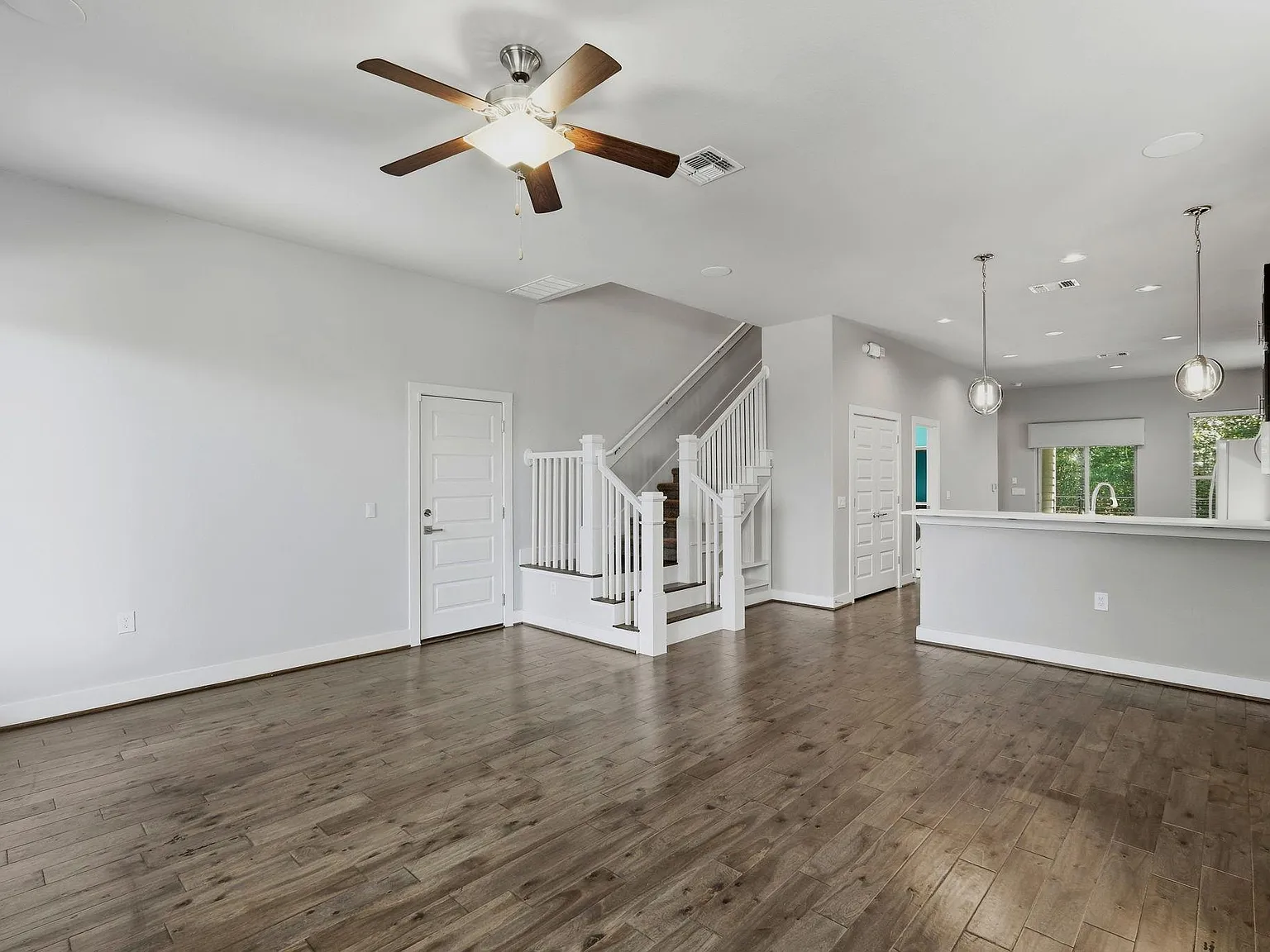 4 bed, 3.5 bath, 2326 sqft, $3,000 — Photo 3