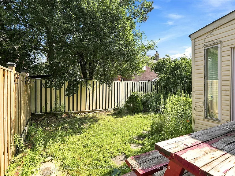 73 Jessica Gdns — Photo 46