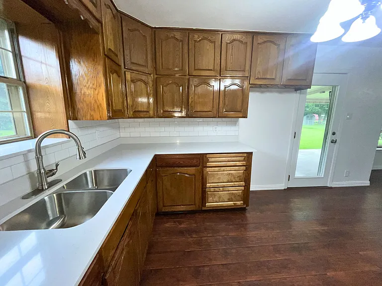 1025 Warden St — Photo 3