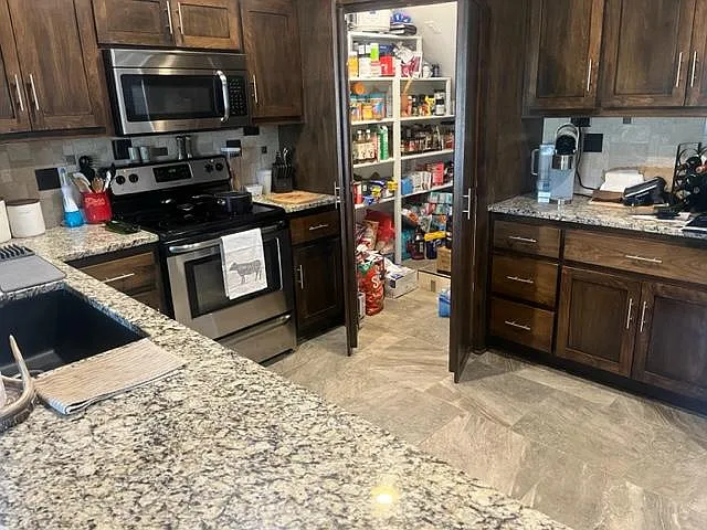 3 bed, 2.5 bath, 2500 sqft, $2,700 — Photo 2