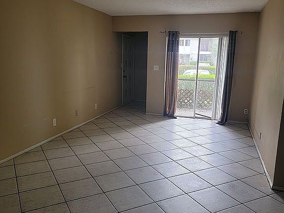 3rd image of 105 Gardens Dr APT 101