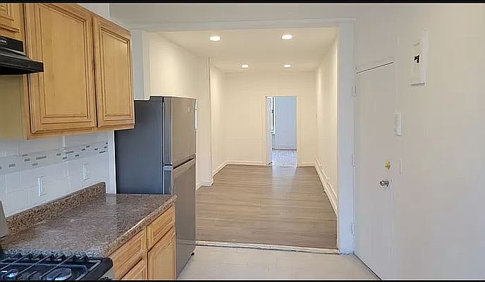 1st image of 2006 2nd Ave #2