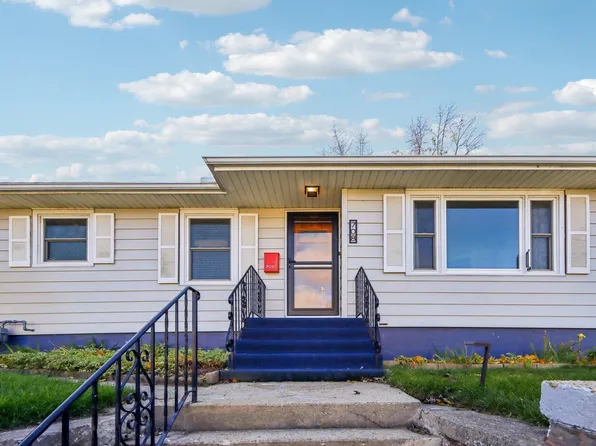 708 W Carroll St, Portage, WI 53901