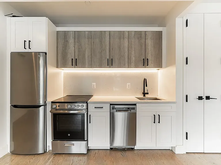 254 E 28th St #4C — Photo 2
