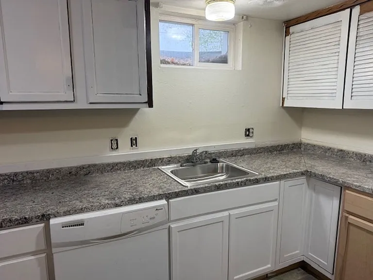 180 Laurel St — Photo 9