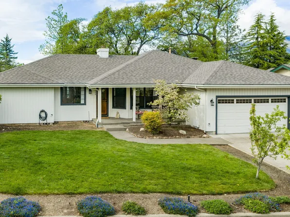 820 E Pebble Beach Dr, Ashland, OR 97520