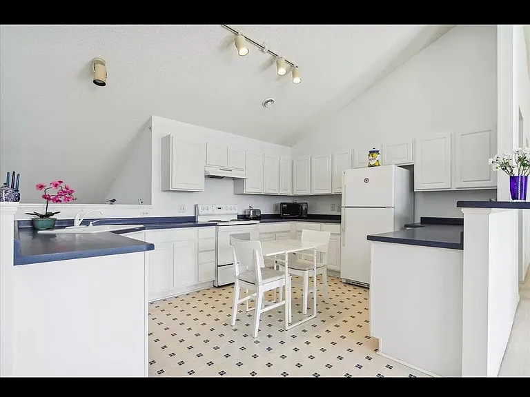 1203 Timber Way — Photo 2