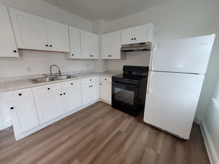 565 W Market St — Photo 10