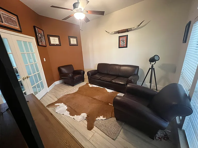 2838 Five Oaks Dr — Photo 4