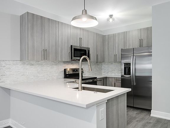 3rd image of 825 E 61st St #404