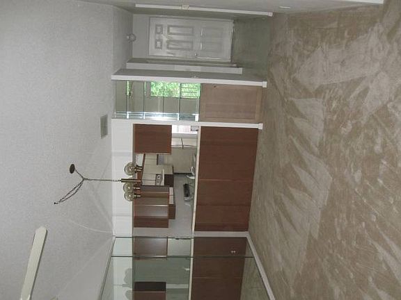 dining rm towards kitchen