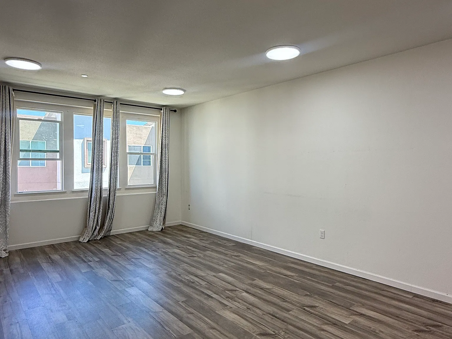 3 bed, 1792 sqft, $5,000 — Photo 2