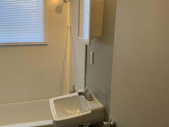 5th image of 114 NW State St APT 1