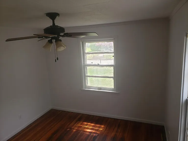 158 NW Holman St — Photo 5