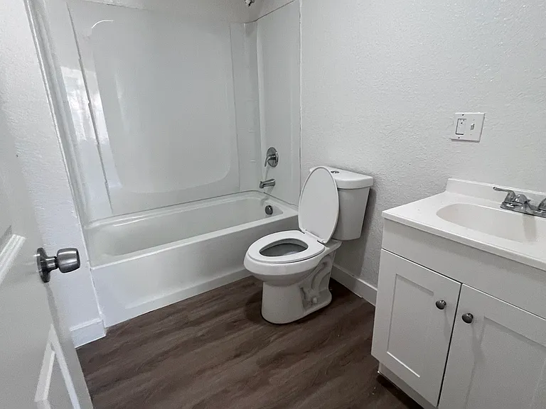 901 Lenore Ct #B — Photo 6