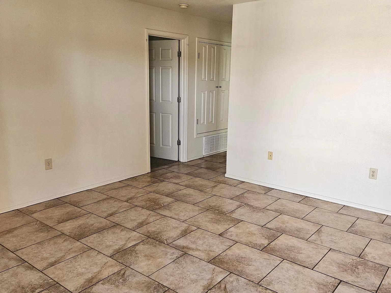 3 bed, 1082 sqft, $1,200 — Photo 2