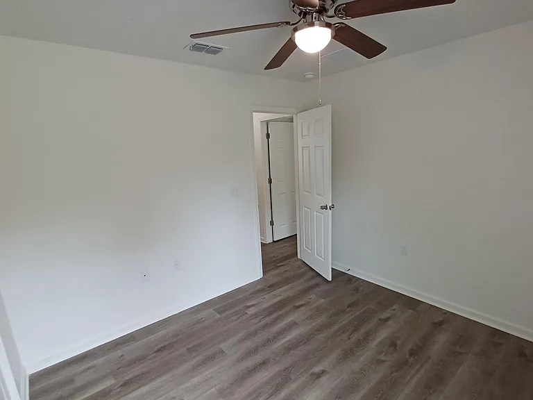 618 Hannah St — Photo 17