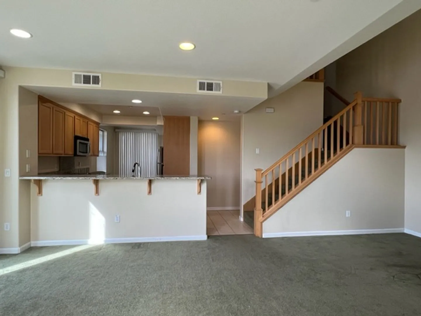 Immaculate 3 Bedroom 2.5 Bath Townhome With Lots of Sunlight and Steps From Luna Park — Photo 2