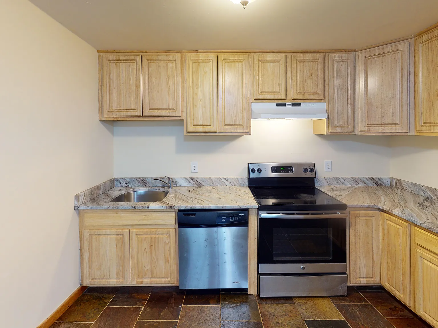 2 bed, 800 sqft, $2,025 — Photo 3