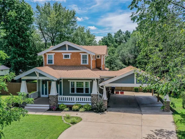 214 E Lake Francis Dr, Siloam Springs, AR 72761
