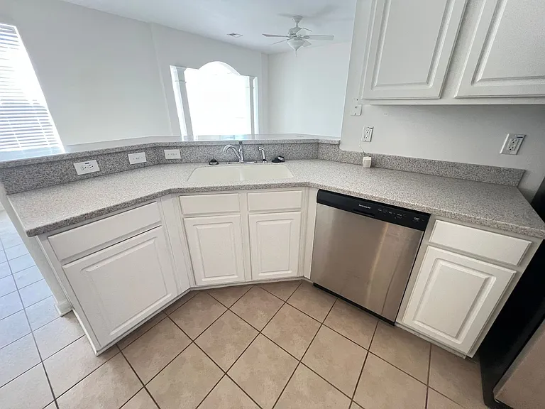 351 Vermillion Dr — Photo 9