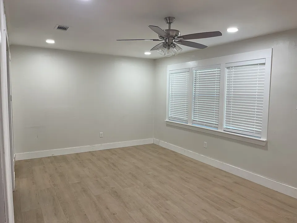 very spacious Living room